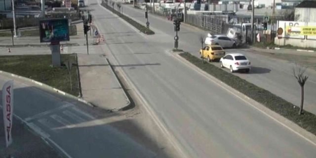 Bursa’da sürücülerin yaptığı ihlaller sonucu meydana gelen kazalar kameralara yansıdı