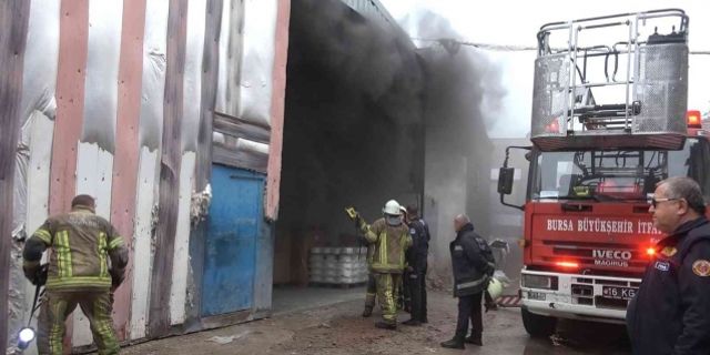 Bursa'da Tekstil fabrikasında çıkan yangın kısa sürede söndürüldü