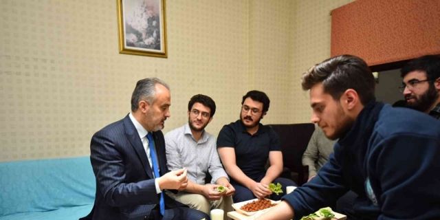 Üniversiteliler su indirimini Alinur Aktaş ile çiğ köfte partisiyle kutladılar