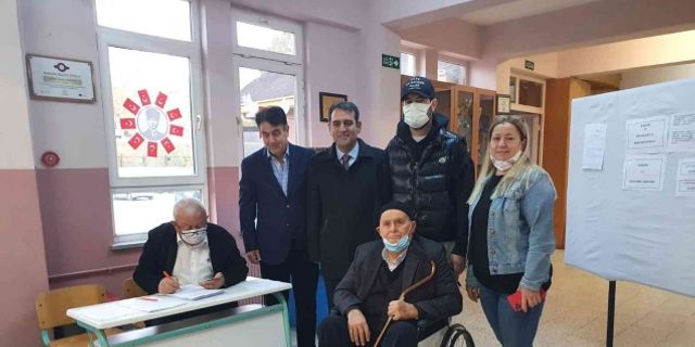 Bursa’da hayırsever kendi yaptırdığı okulda oy kullandı