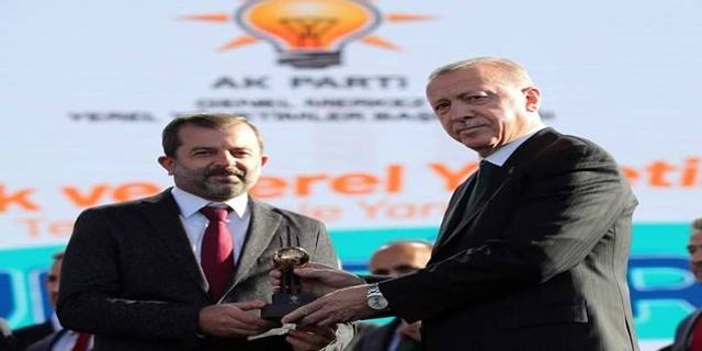 Gürsu Belediyesi’ne verilen Gençlik Ödülü’nü Cumhurbaşkanı Erdoğan’ın elinden aldı