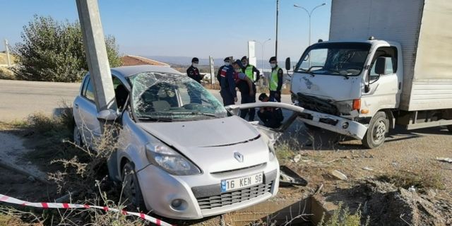 Bursa'da korkunç kaza; otomobil direğe sıkıştı...