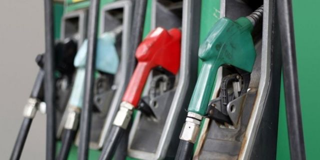 Benzinin litre satış fiyatına bu gece yarısından itibaren 44 kuruş zam yapıldı!