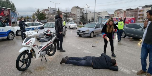 Bursa'nın İnegöl İlçesi'nde otomobil ile çarpışan motosikletin sürücüsü yaralandı