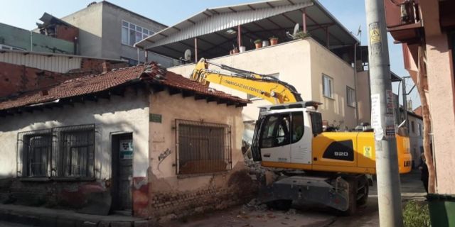 Osmangazi Belediyesi Fatih Mahallesi’nde Tehlike arz eden metruk bina yıkıldı