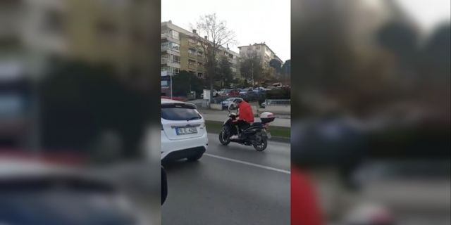 Motosikleti at yerine koyup kırbaçlayarak seyr eden jokey