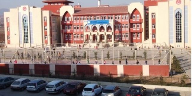 Yenişehir Belediyesi, 32 derslikli TOKİ Orhangazi Ortaokulu’nun bütün sıralarını elden geçirdi