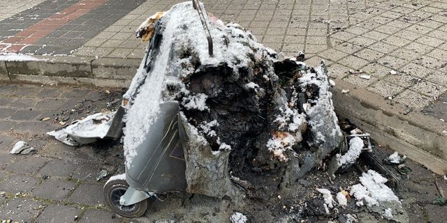 Çöp konteynerini ateşe veren şahıslar, kameralara yakalandı