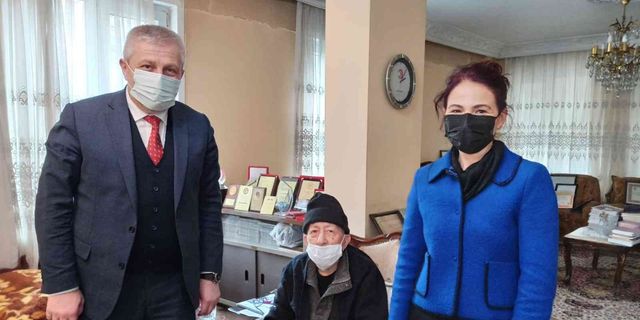 101 yaşındaki emekli doktor 4’üncü doz aşısını yaptırdı
