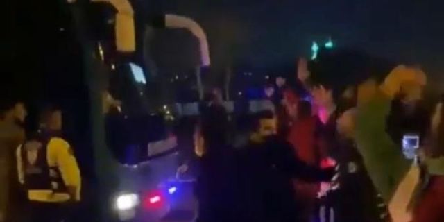 Bursaspor taraftarları takım otobüsünün önünü kesti