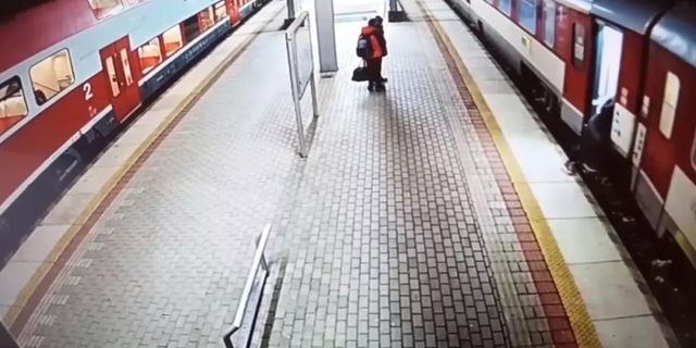Slovakya'da kadın trenin altında kaldı! Para cezası kesildi...