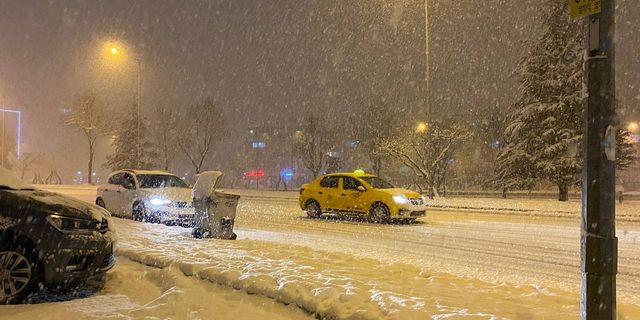 Bursa’da kar yağışı araçlara güçlük çektirdi