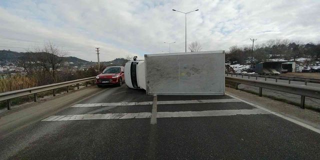 Bursa'da kayganlaşan yol kazayı getirdi! Bursa-İstanbul yolunda kuyruk oluştu...