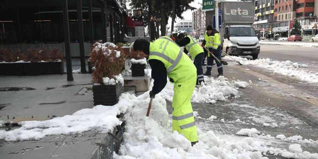 Büyükşehir'in kar mangaları iş başında
