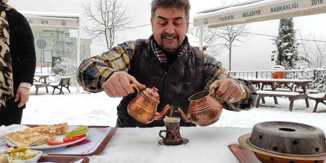 Bursa'nın muazzam köyünde kahvaltılar kar üzerinde yapılıyor
