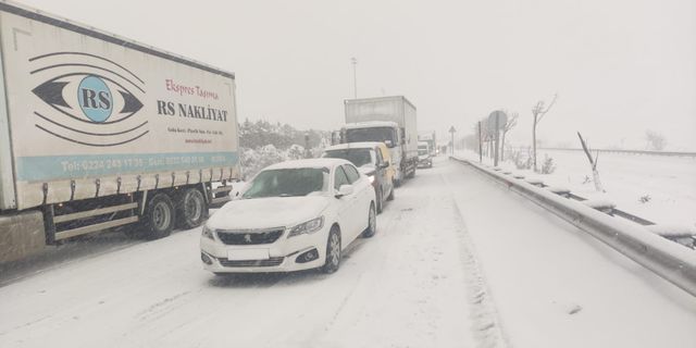 Süpürgelik mevkiinde trafik akışına kar engeli