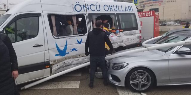 Bursa’da öğrenci servisi ile halk otobüsü çarpıştı: 7 yaralı
