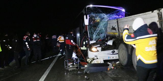 Yolcu otobüsü tıra saplandı! Ölü ve yaralılar var...