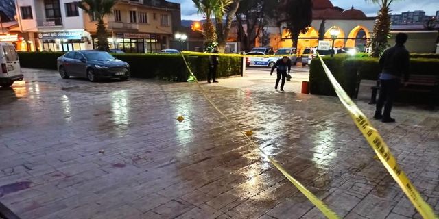 Belediye önünde bıçaklı saldırı