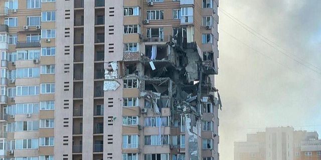 Kiev’de sivillerin yaşadığı binaya bomba düştü