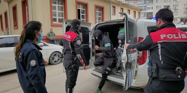 Kapı önünden at arabası ile hırsızlık yaptılar, yakayı ele verdiler