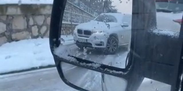 Kar etkisini gösterirken, dikkatsiz sürücüler trafiği felç etti!