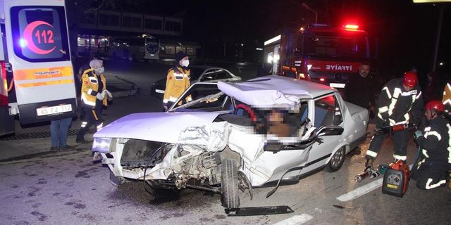 Manisa'da feci kaza! Otomobil içinde sıkışarak can verdi