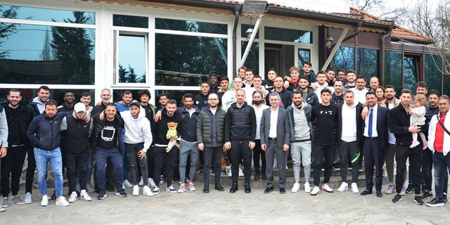Bursasporlu futbolcular, teknik heyet ve yönetim kahvaltıda moral depoladı