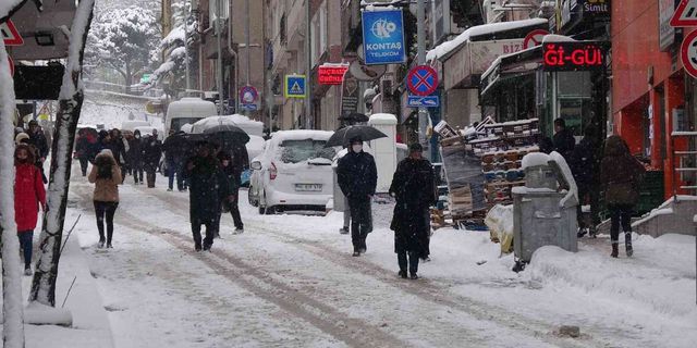 Bursa’da kar yolları kapattı! Araçlar kontak kapattı