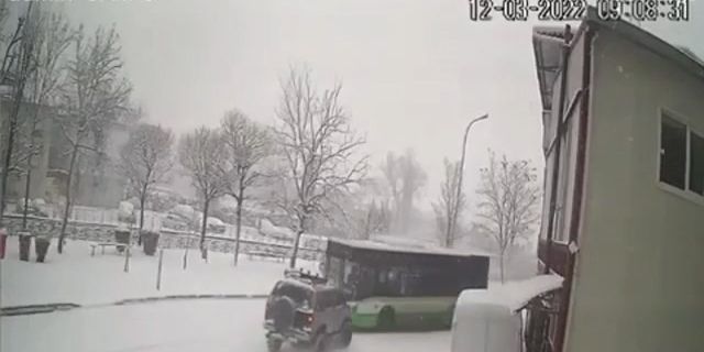Bursa'da kar yağışı sonrası kazalar kaçınılmaz oldu! Yolcular ölümden döndü...