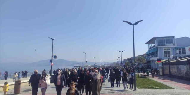 Bursalılar güzel havada kendilerini sahile attı