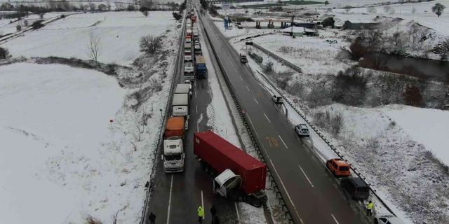 Bursa'da karlı hava iki tırın çarpışmasına sebep oldu! Kilometrelerce kuyruk oluştu...