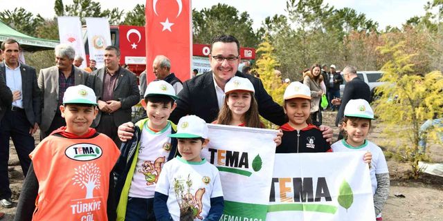 Mustafakemalpaşalı miniklerden 15 bin fidan dikimi