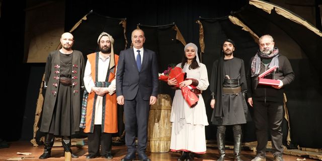 Mudanya Tiyatro Günleri'ne Aziz Nesin kabare ile final