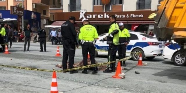 Feci kazada kadın kamyonun altında kaldı