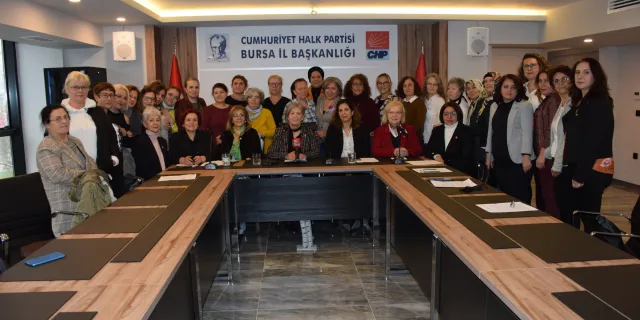 CHP'li kadınlar Atatürk'ü andı; eşitsizliğe işaret etti!