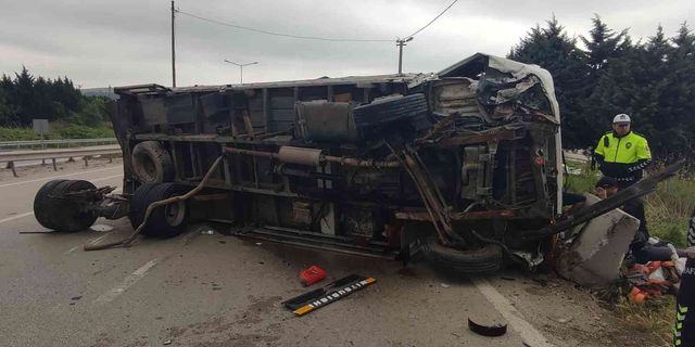 Bursa’da kontrolden çıkan kamyon yan yattı