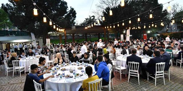 Bursa'da ’Yetim Gülerse Dünya Güler’ sloganı ile iftar