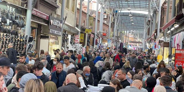 Bursa'nın çarşı ve pazarlarında bayram yoğunluğu yaşanıyor