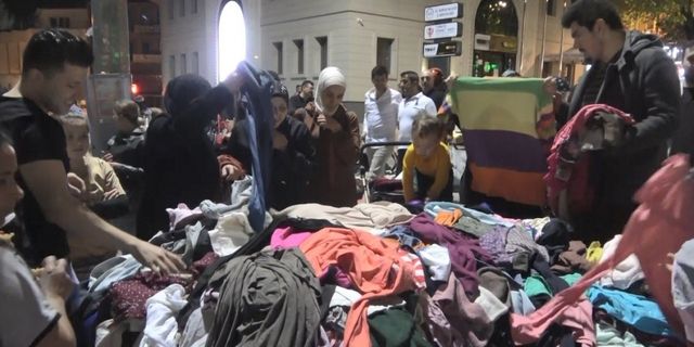 Ne alırsan 1 lira dedi tezgahında izdihama sebep oldu