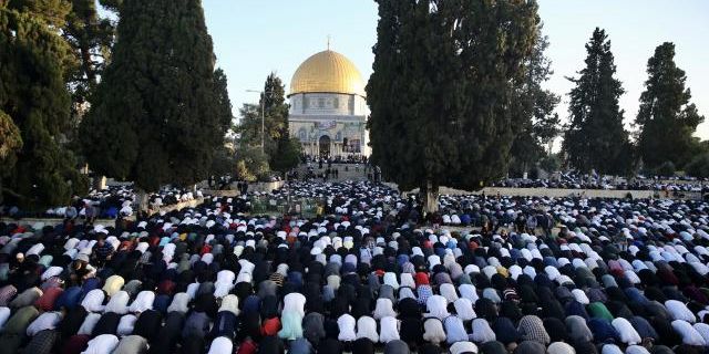 50 bin Müslüman İsrail saldırılarının gölgesinde Mescid-i Aksa’da Cuma namazı kıldı