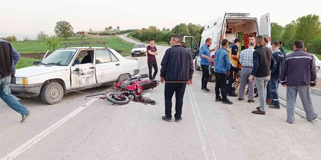 Motosikletli genç kazadan ucuz kurtuldu