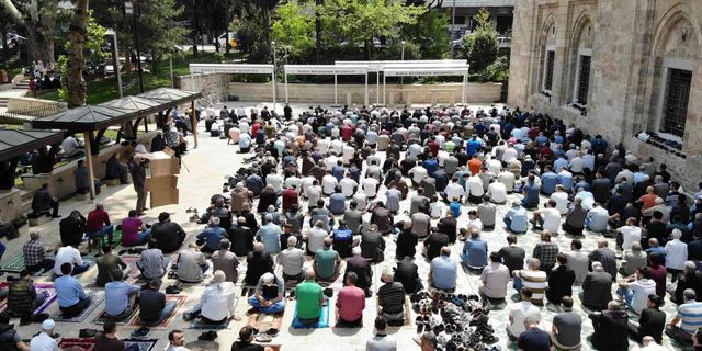 Ramazan ayının son cuma namazında camilere yoğun ilgi