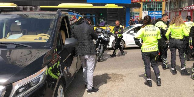 Minibüs, motosikletli trafik polislerine çarptı! 2 polis yaralandı...