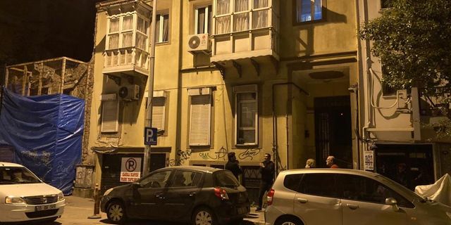 İzmir'de faciadan dönüldü! Kaya parçası eve düştü...