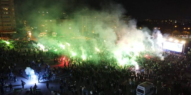 Binlerce kişi Bursa’da meydanlarda maçı izledi