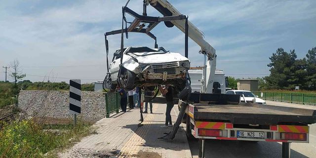 Bursa’da kontrolden çıkan otomobil köprüden aşağıya uçtu!