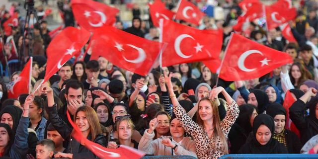 Ersay Üner Yıldırımlıları coşturdu