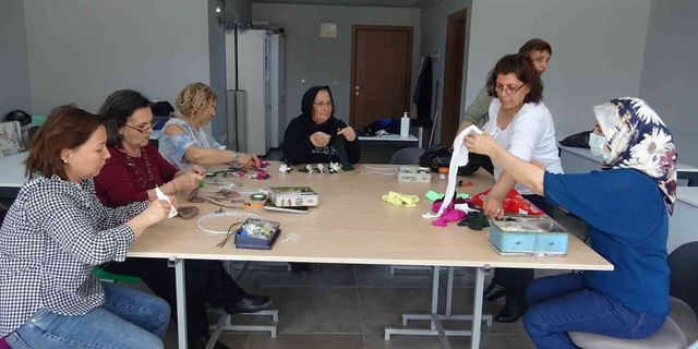 Kadın çoraplarını sanatla buluşturuyorlar