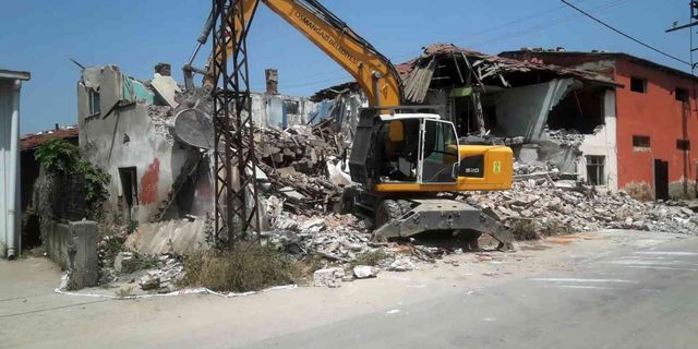 Osmangazi'de metruk binalar tek tek yıkılıyor